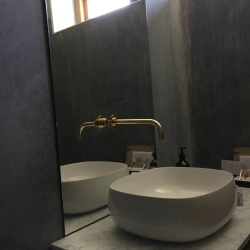 Spejl sat op af glarmester på badeværelse