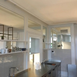 Montering af kæmpe spejl af glarmester