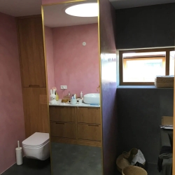 Opsætning af spejl på badeværelse