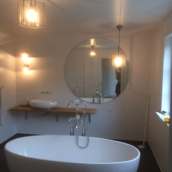 Opsætning af rundt spejl over badekar