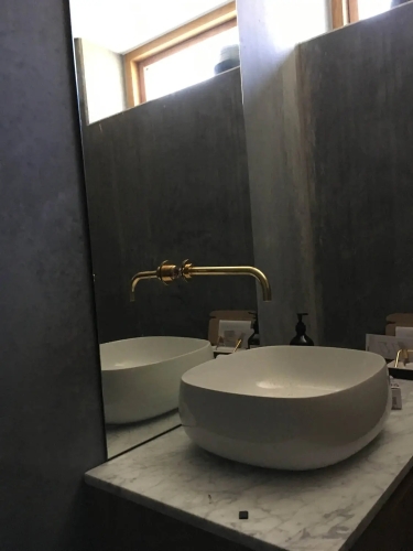 Spejl sat op af glarmester på badeværelse