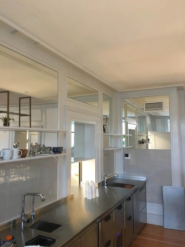 Montering af kæmpe spejl af glarmester