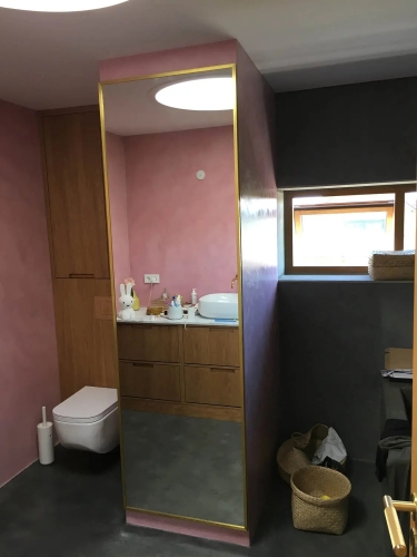 Opsætning af spejl på badeværelse