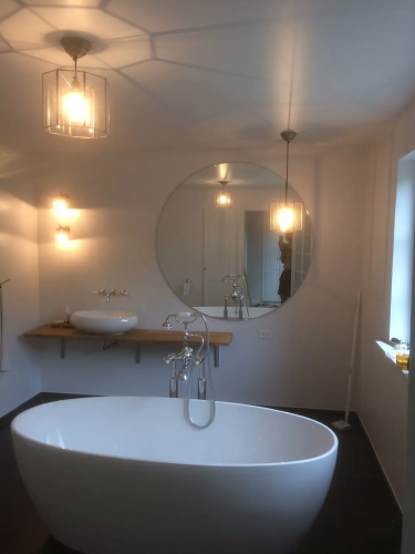 Opsætning af rundt spejl over badekar