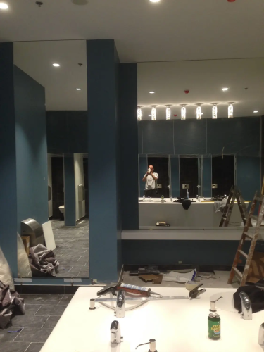 Stort spejl monteret af glarmester fra Bagsværd